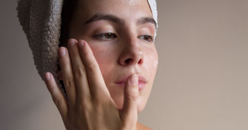 Muito Além do Hidratante: O Segredo da Minha Rotina Noturna Para Amanhecer com a Pele Impecável