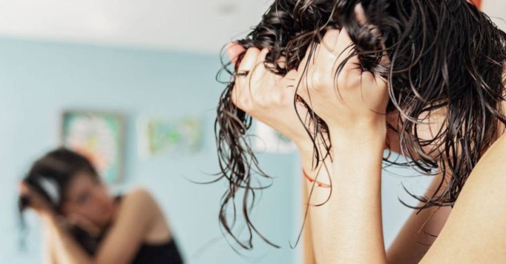 O Efeito Máscara nos Fios: Por que Seu Reparador de Pontas Pode Estar Escondendo o Real Dano do Cabelo