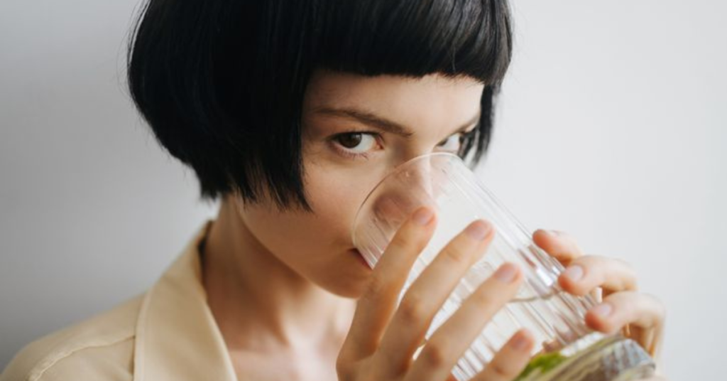 O Erro de Começar o Dia no ‘Susto’: Por que Troquei o Café em Jejum pela Água com Limão