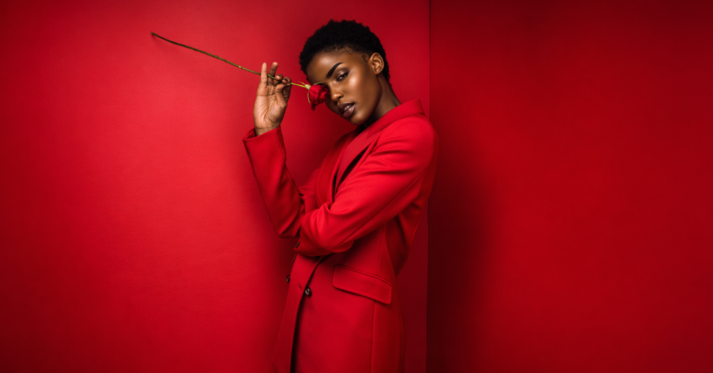 Cansada de Passar Despercebida? Por Que o Vermelho se Tornou Minha ‘Armadura de Poder’ nos Dias de Desafio