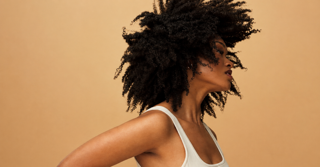 O Erro de Tentar ‘Domar’ Sua Identidade: Por Que Voltar ao Natural Foi meu Maior Ato de Soberania