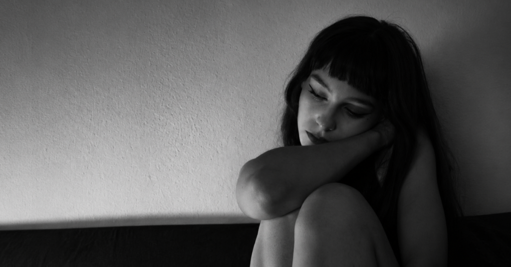 Cansada da Angústia de Domingo à Noite? O Ritual que Silencia o ‘Cortisol da Liderança’ e Devolve seu Governo sobre a Semana