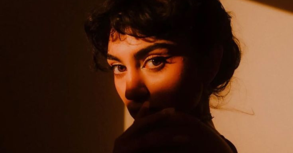 Cansada de Sentir que o Ano Já ‘Era’? O Erro Silencioso de Desistir de Si Mesma Faltando 6 Meses