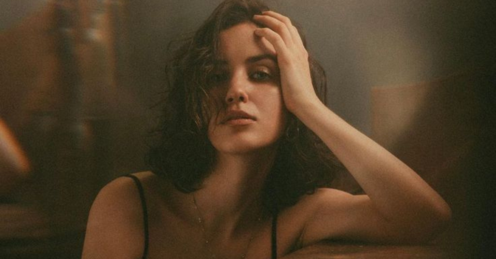 Cansada de se Sentir Culpada por se Cuidar? O Erro Silencioso de Confundir Vaidade com sua Muralha de Proteção