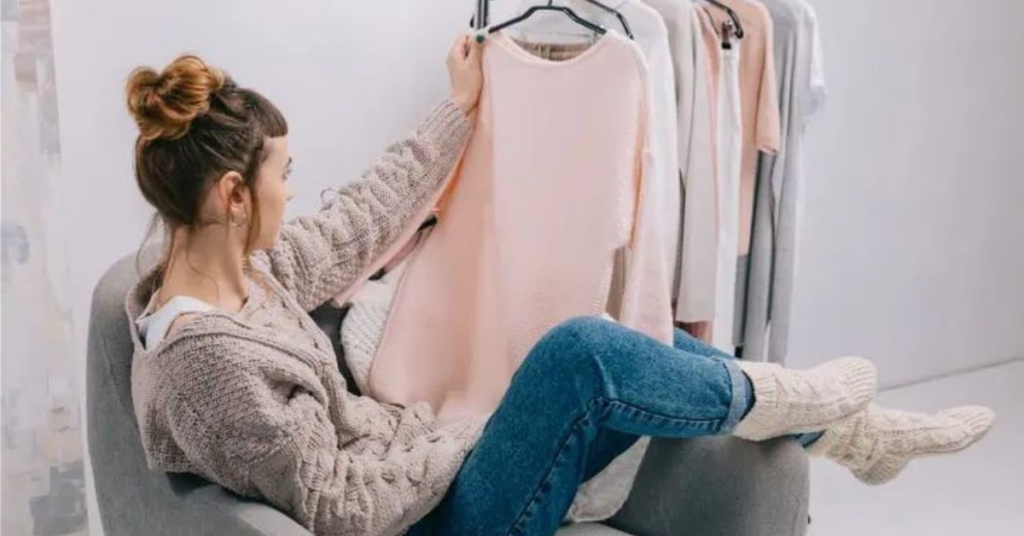 O Erro de Achar que Estilo Exige ‘Peças Novas’: Como Ressuscitei meu Closet e Devolvi minha Soberania Visual