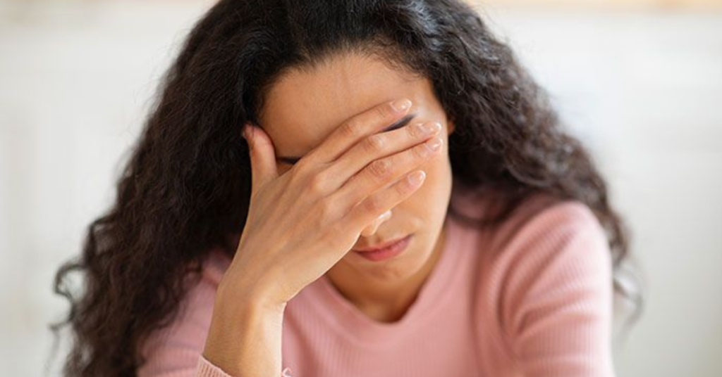 Parei de Fugir do Espelho: O Dia em que meu Rosto Cansado me Contou a Verdade Sobre minha Saúde Mental