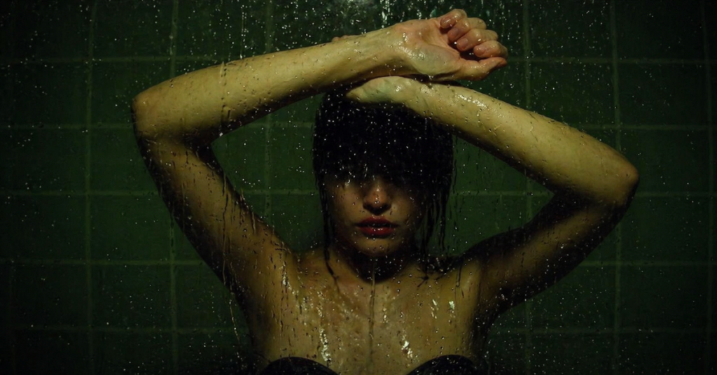 O Erro de Levar o Trabalho para o Chuveiro: Como Transformei meu Banho em um Protocolo de Tr&eacute;gua Real