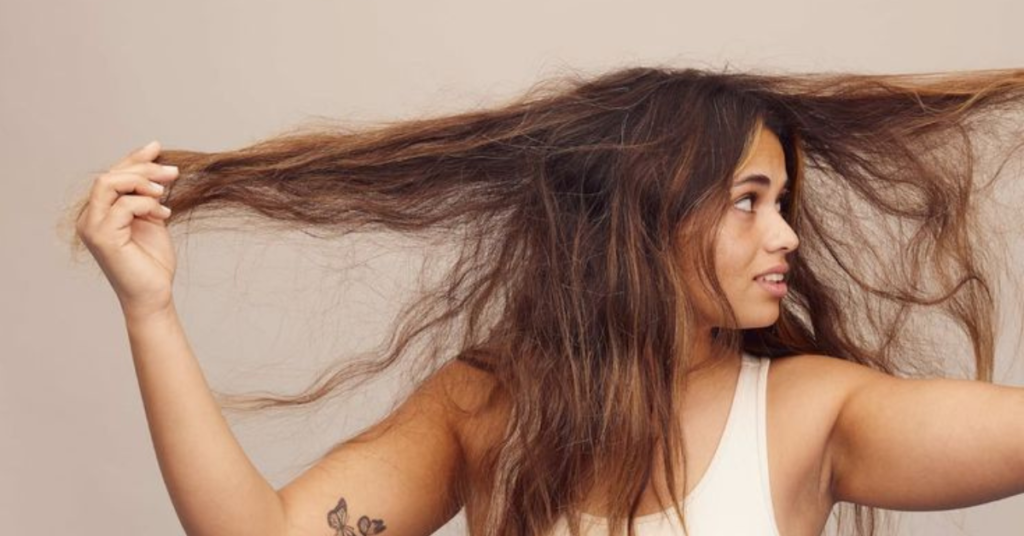 Cansada de Lutar Contra o Frizz? O Erro Silencioso que ‘Arrepia’ Seus Fios e Como Blindei Minha Muralha Capilar