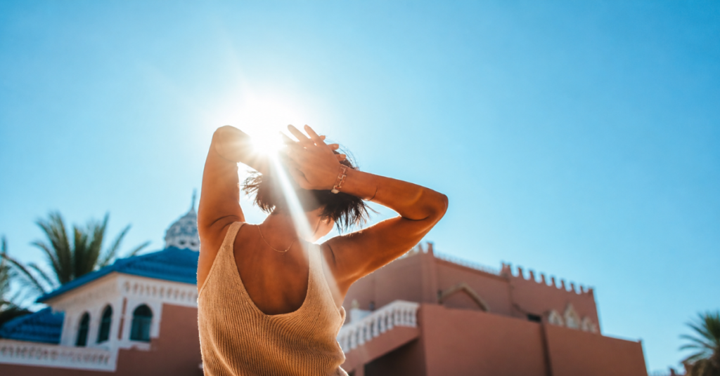 O Erro Silencioso de Viver “No Escuro”: Como 5 minutos de sol mudaram meu mastro de energia este mês