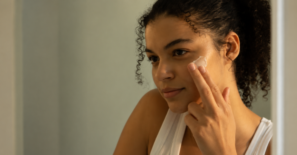 A Rotina de Skincare de 3 Passos que Finalmente Resolveu Minha Pele com Acne