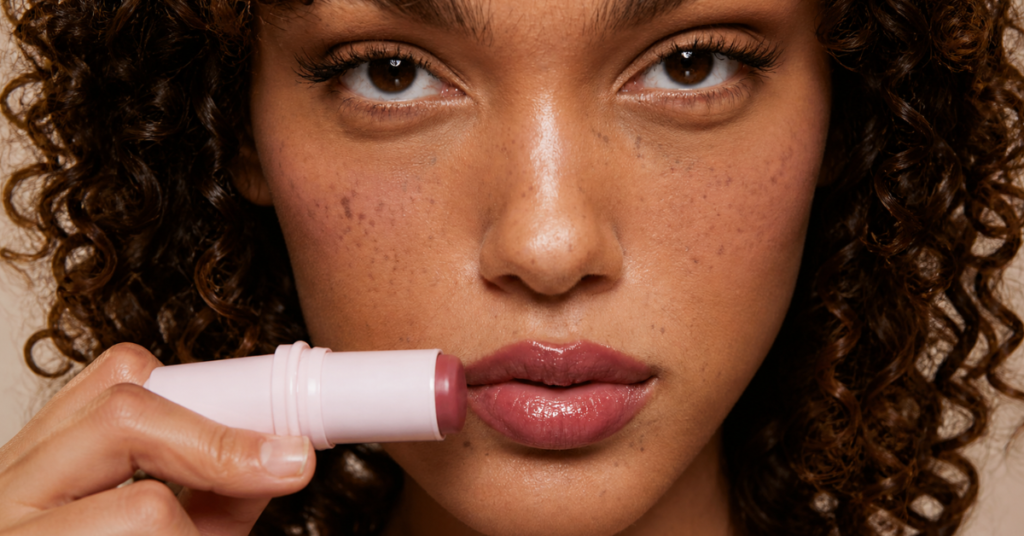 O Batom que Virou Blush: 5 Truques de Maquiagem para o Meu Dia a Dia com Poucos