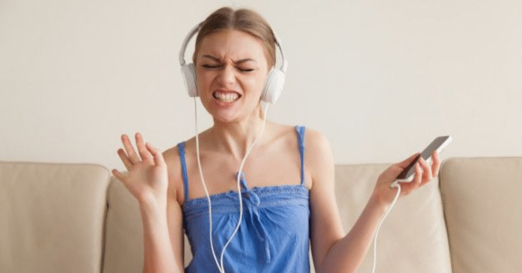 A Playlist que me Acolhe: 5 Músicas que Me Curam nos Dias Ruins e Devolvem a Minha Paz.