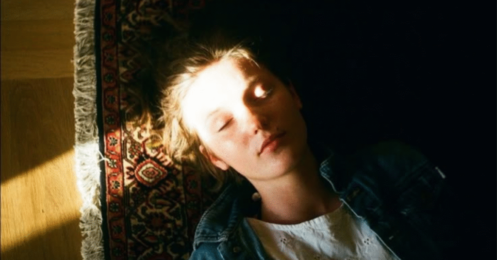 O Dia em que a Crise de Ansiedade Me Ensinou a Respirar: 5 Lições que Aprendi no Chão do Quarto.