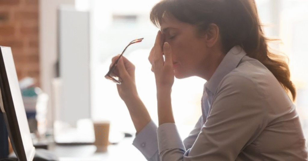 O Meu ‘Alerta de Esgotamento’: Os 3 Sinais que Meu Corpo Dá Antes de Eu Entrar em Colapso.