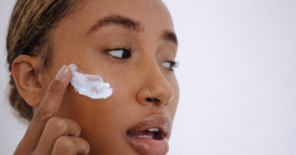 O Ritual da Blindagem: Como o protetor solar se tornou meu lembrete diário de autoproteção emocional.