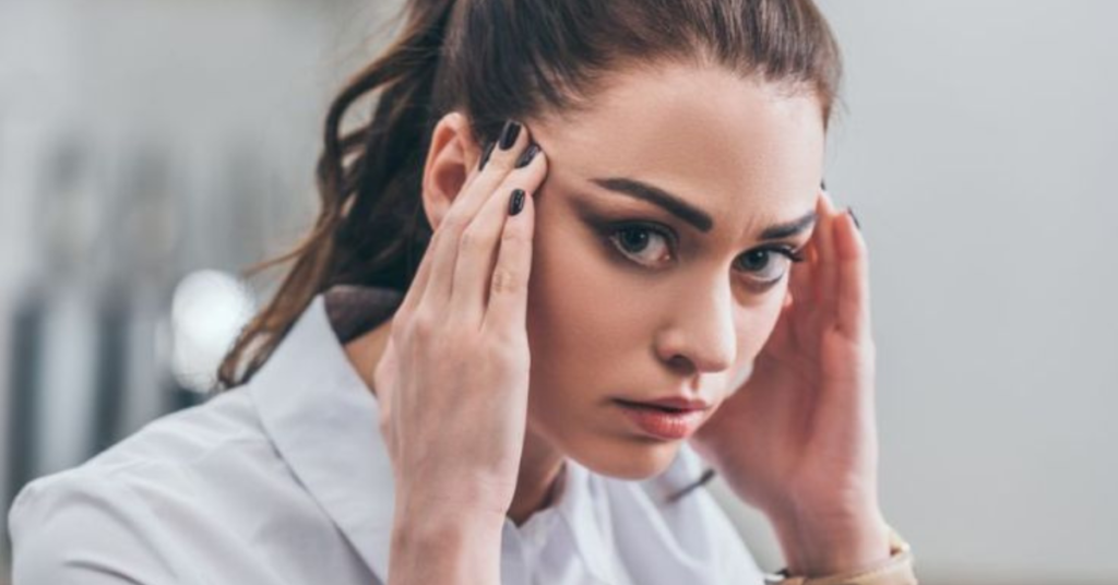 Minha Pele, Meu Termômetro: O que o estresse me ensinou sobre ouvir o corpo antes de aplicar qualquer sérum.