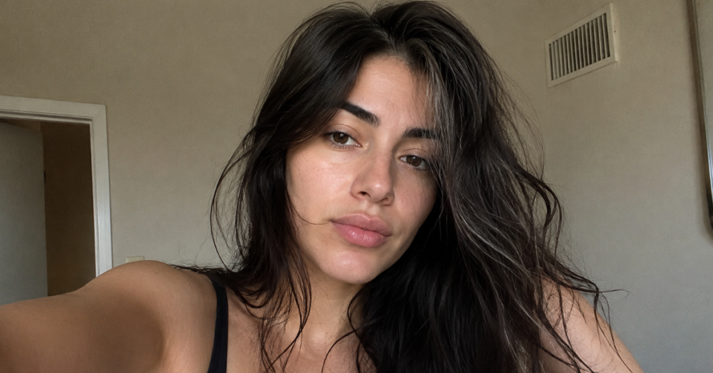 Cabelos brancos não envelhecem você: o erro silencioso que faz muitas mulheres acreditarem nisso